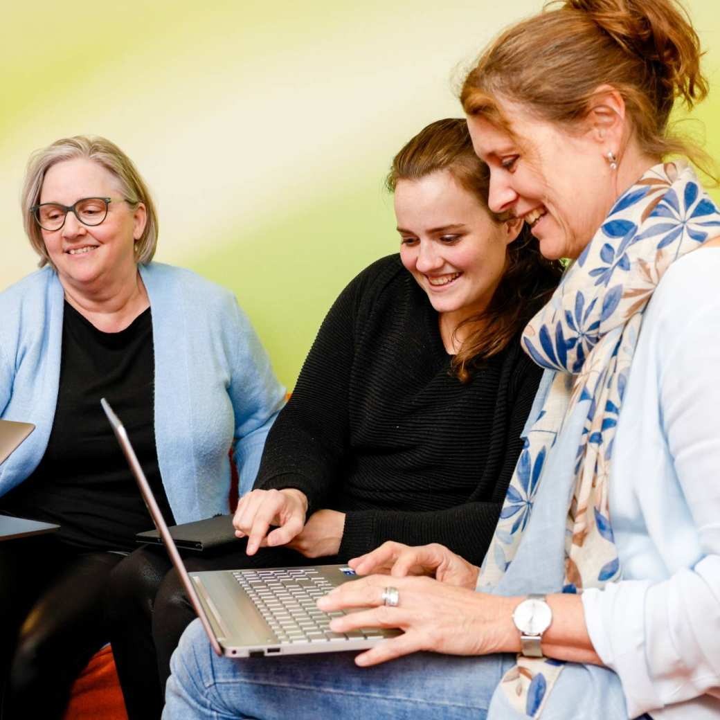 Drie vrouwen zijn aan het overleggen