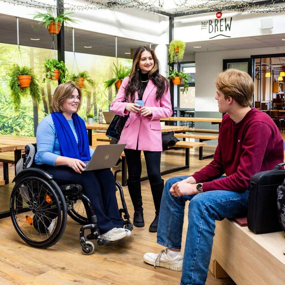 studenten hbo hrm voor het cafe op de HAN Nijmegen