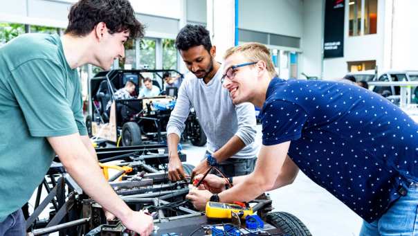 studenten automotive bij voertuig