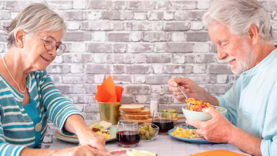 Senioren die aan het eten zijn en tevens met pensioen zijn