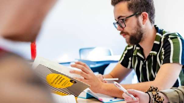 studenten opleidingskunde lopen bij de trap op de HAN campus