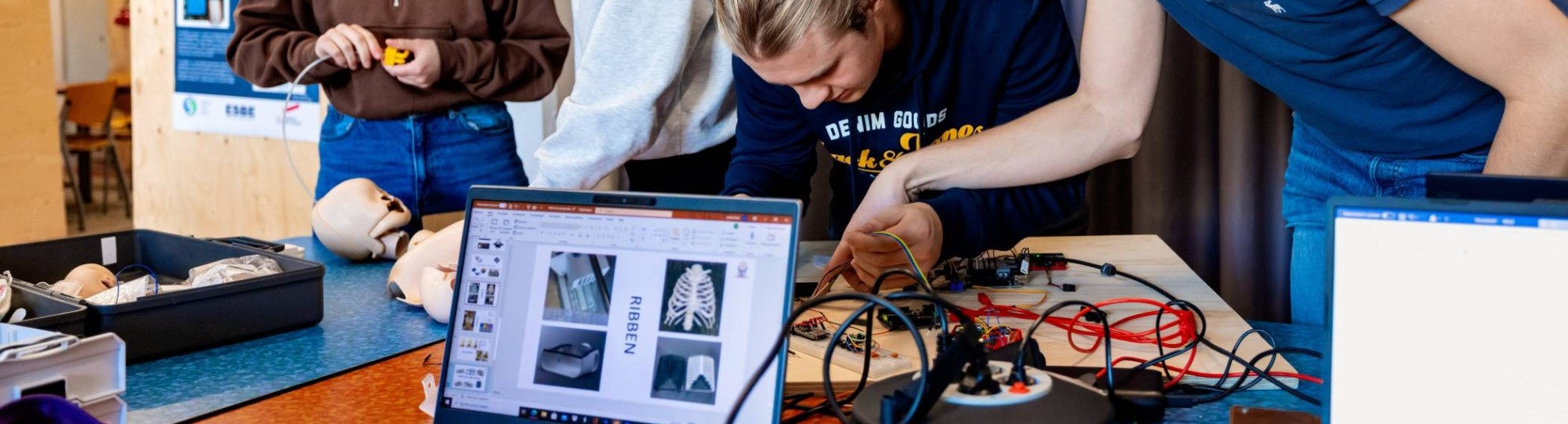 Studenten in het Health Concept Lab werken aan een project rondom een reanimatiebaby