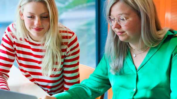 twee studenten human resource management achter de laptop in Nijmegen