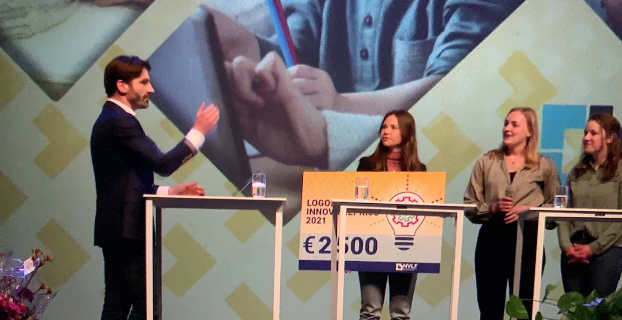 Kiki Wijnands, Michelle van Alst en Anne Hendriks prijs ontvangst NVLF cheque winnaars