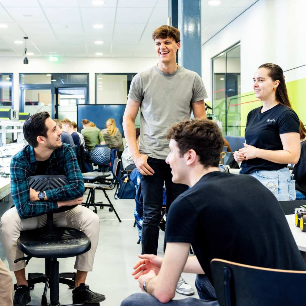 Studenten in overleg op het soldeerplein van de HAN Engineering en Automotive