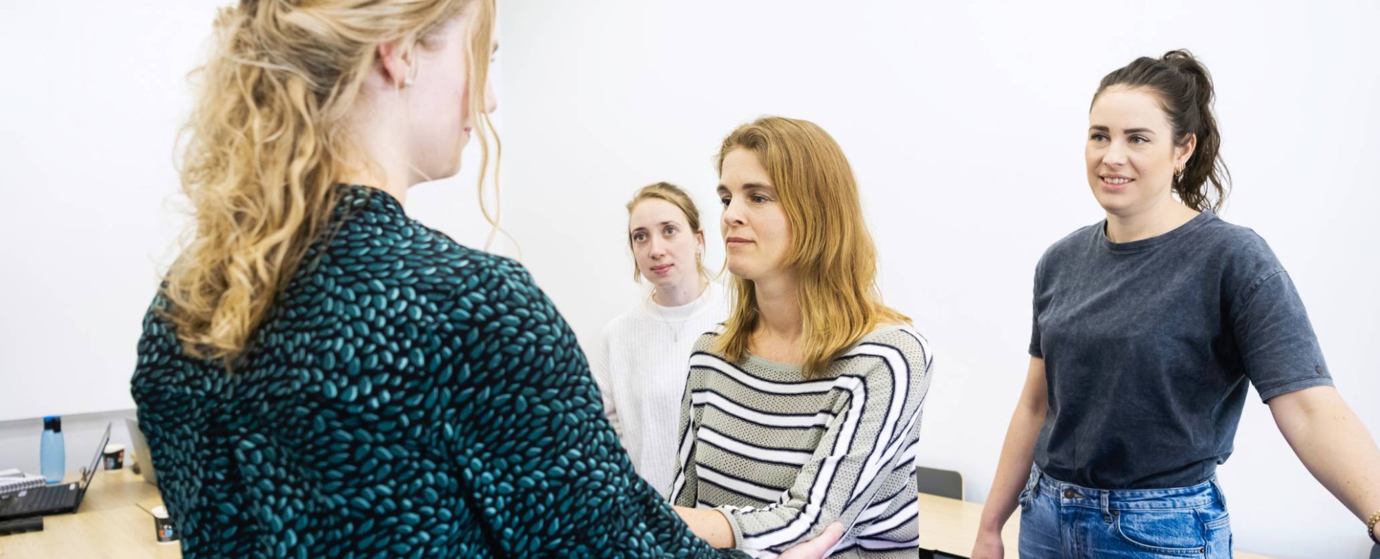 ALLEEN VOOR DE MANP | Vier studenten van de Master Advanced Nursing Practice oefenen praktijkgericht tijdens de les klinisch redeneren op de HAN in Nijmegen.