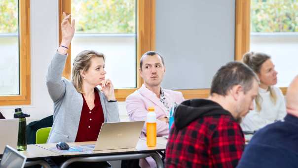 Foto van een Master van Educatie. Masterstudent houdt de vinger omhoog. (Niet voor MOVEL gebruiken)