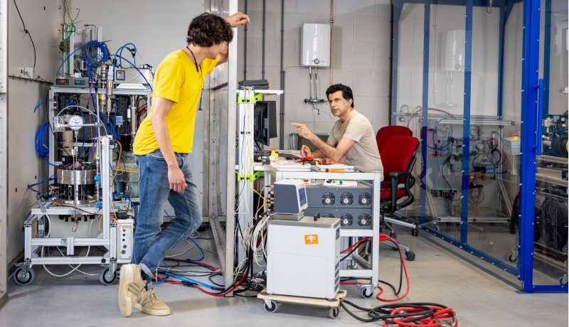 Studenten aan het werk op het Hydrogen lab bij HAN Connectr op het IPKW, samenwerken, waterstof