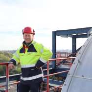 Werkveldpartner Ton Theunissen staand op het dak van ARN BV. Foto gemaakt bij een interview.
