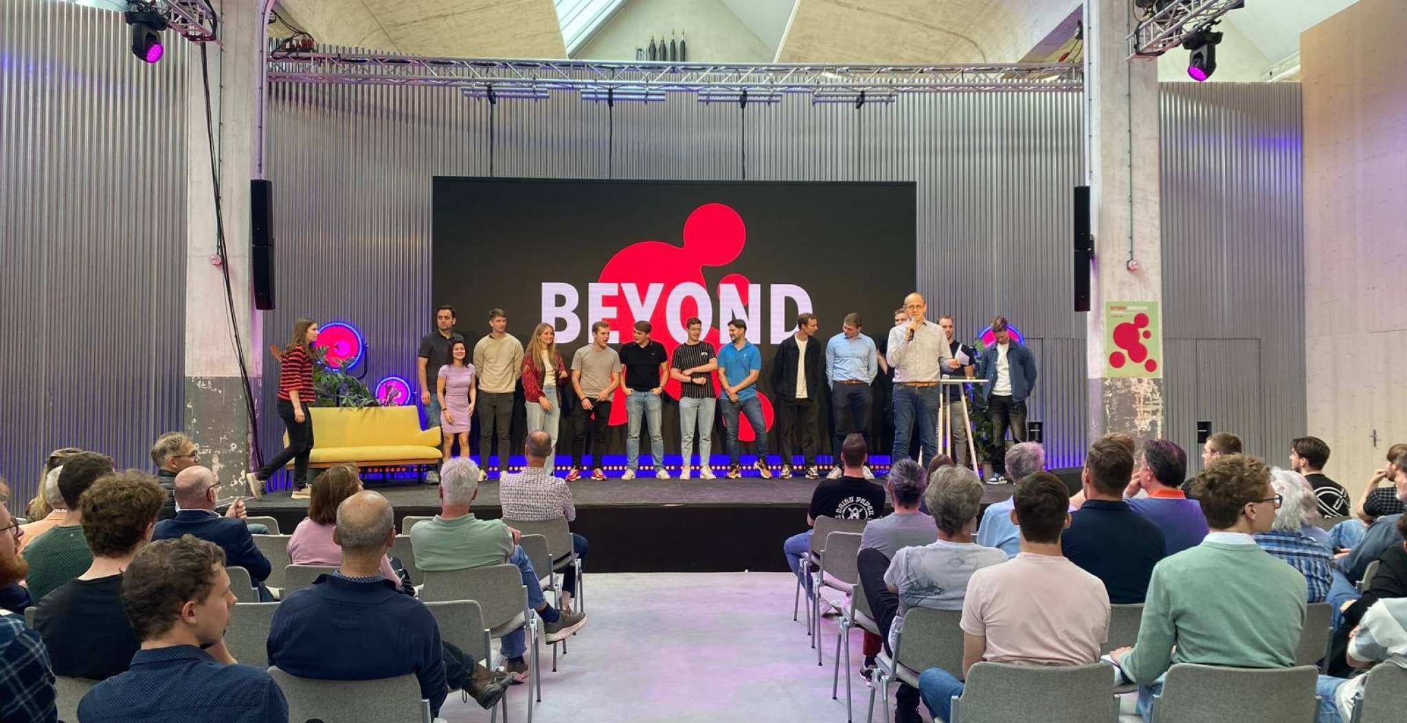 Dank aan alle studenten die hebben meegewerkt om van het symposium Beyond op 19 juni 2024 een groot succes te maken. Docent Koen Lau sprak zijn waardering uit aan de studenten die achter hem op het podium staan.