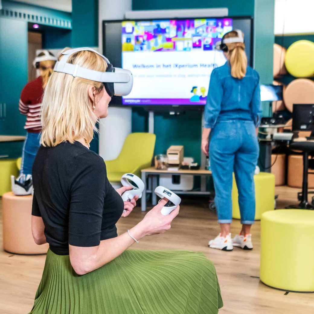 Verpleegkunde studenten met VR bril op in iXperium