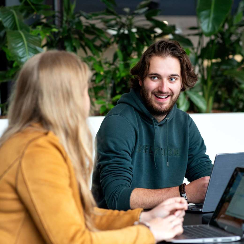 Kapittelweg 33 Nijmegen Ergotherapie studeren hbo opleiding studenten samen laptop