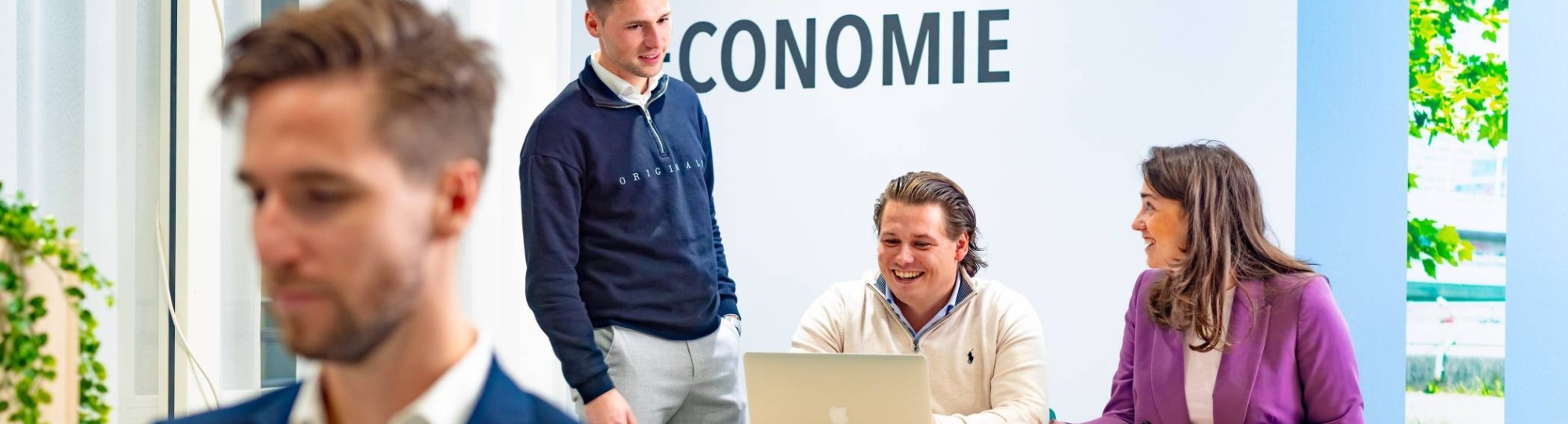 HAN duaal studenten Commerciële Economie werken samen aan een opdracht in de lounge.