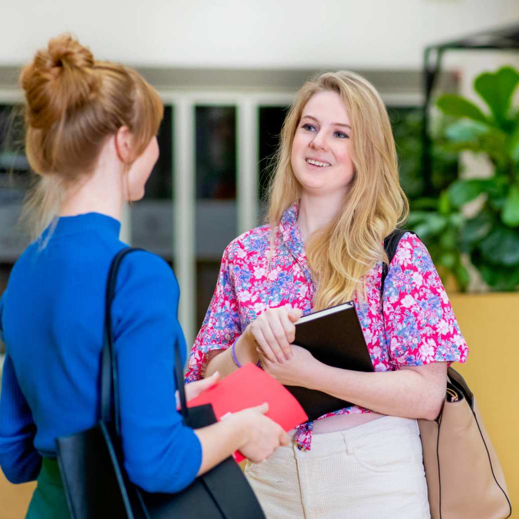 Twee studenten werken achter de laptop.