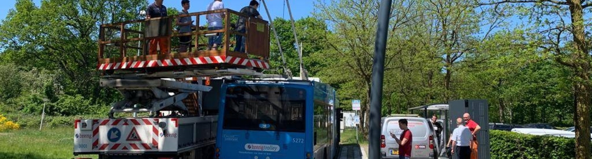 Studenten werktuigboukunde en elektrotechniek werken aan de elektrische trolleybus in Arnhem (NH)