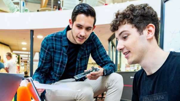 Twee studenten Mechanical Engineering kijken samen naar laptop