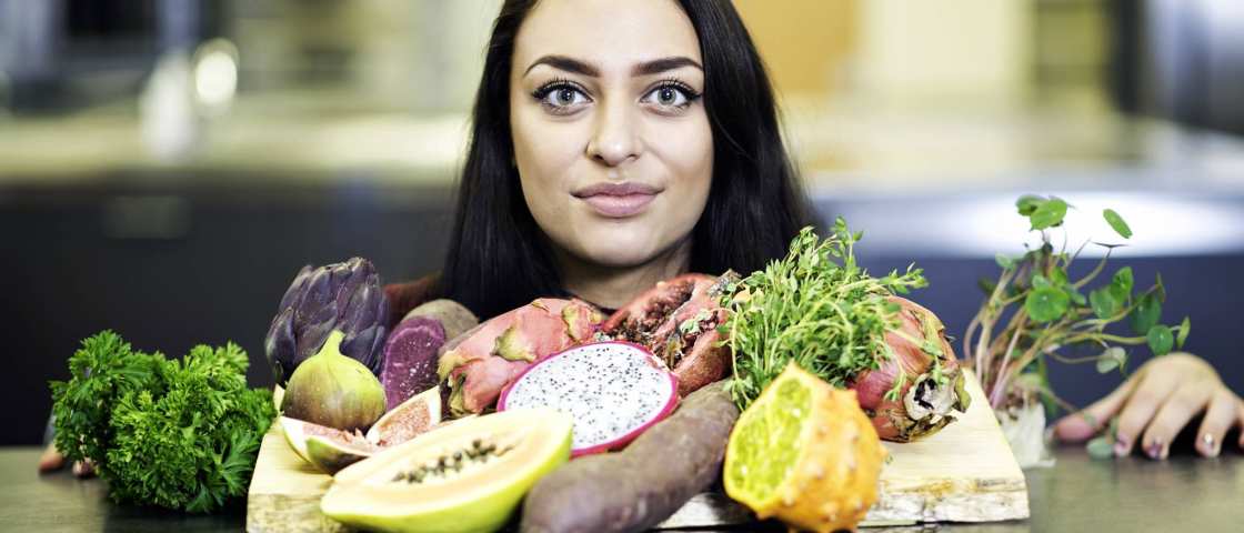 student scherp achter groente en fruit op tafel