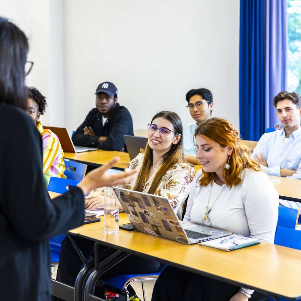 Vakbekwame docent geeft les aan studenten van de master Circular Economy