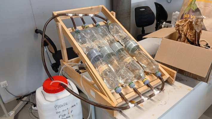 Bas Emaus, student HAN, onderzoekt hoe algen water kunnen zuiveren