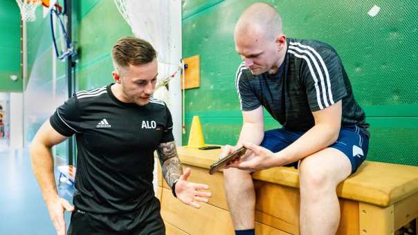 studenten alo deeltijd turnen in gymzaal