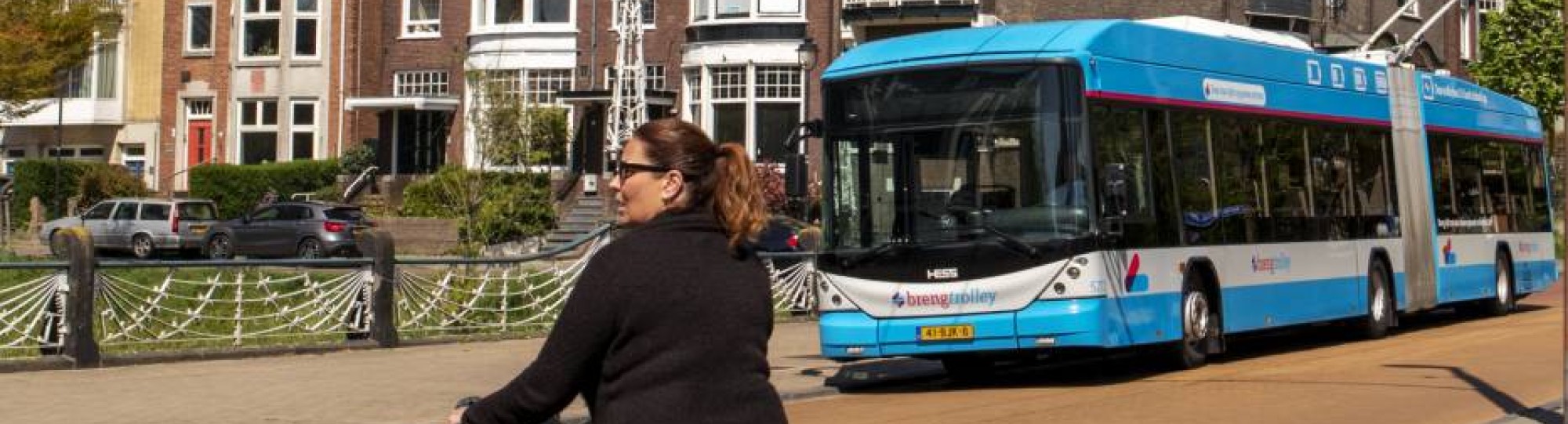 Stadsbeeld Arnhem met trolleybus 