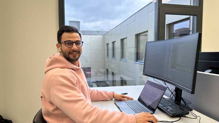 Mohammad Karami achter zijn laptop. 