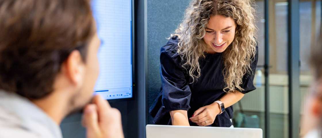 Studenten van de bachelor Commerciële Economie deeltijd, duaal in gesprek en samenwerken. 