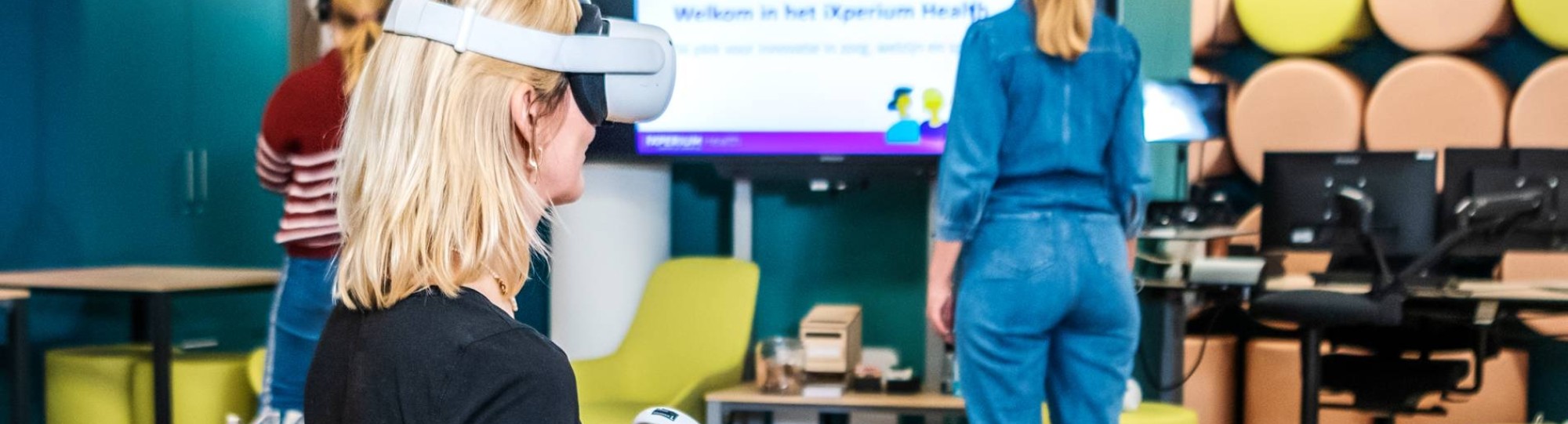 Studenten en docenten met VR brillen