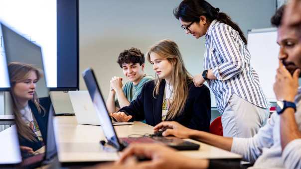 studenten automotive bij laptop