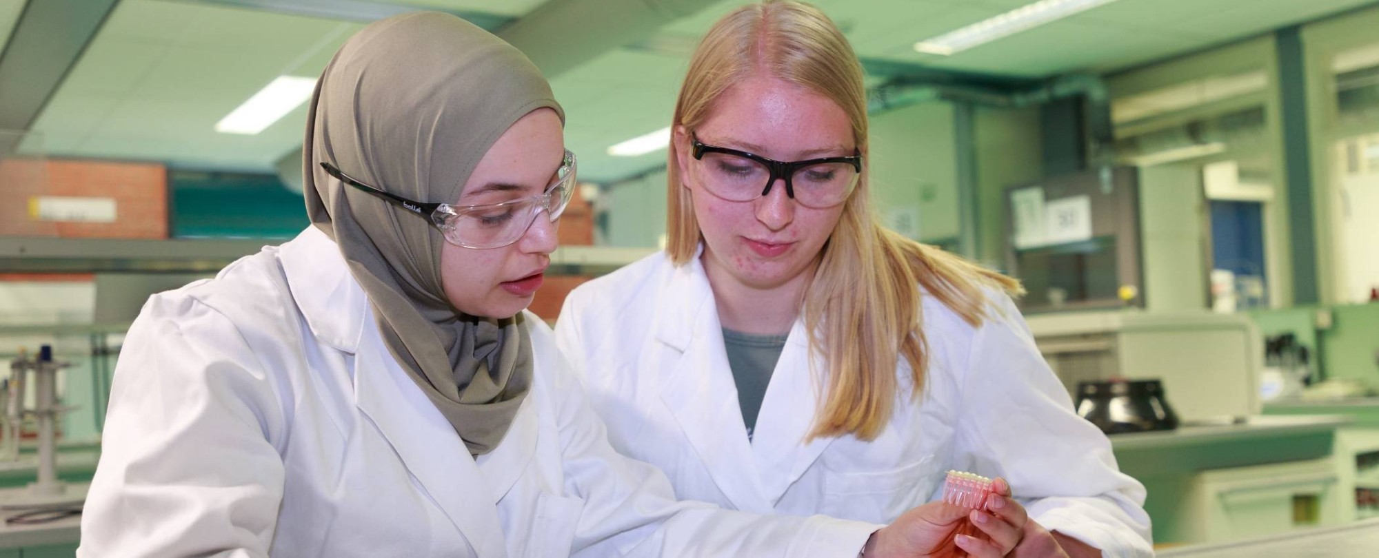 Deeltijdstudenten werken samen in een laboratorium op de HAN.