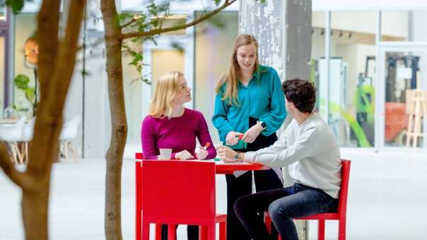 Studenten in gesprek staand in IPKW. Master Circulaire Economie 2024.