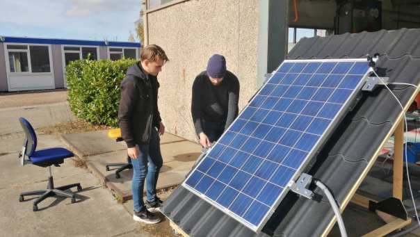 Studenten testen een nieuwe manier om een warmtepomp met zonnepanelen te gebruiken op het IPKW in Arnhem