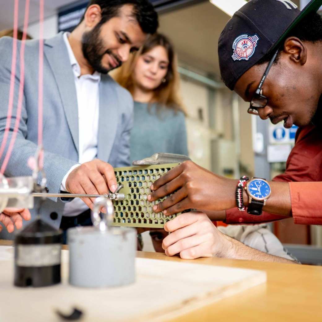 Werktuigbouwkunde studenten monteren een plaat op een staaf.