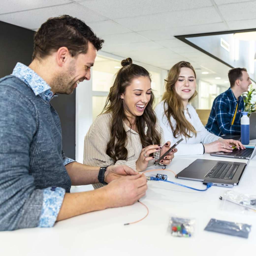 Studenten CMD overleggen met een docent.