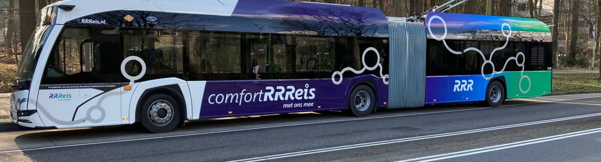 Nieuwe trolleybus Arnhem, voor de deur van HAN r31