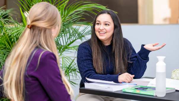 Student in donkerblauwe trui