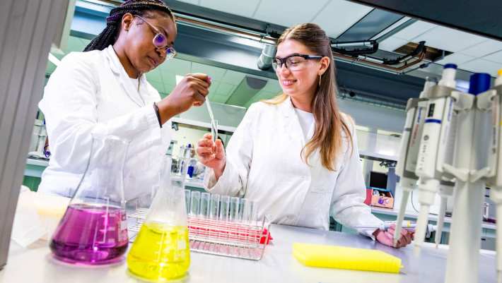 studenten met een pipet aan het werk in een bml lab