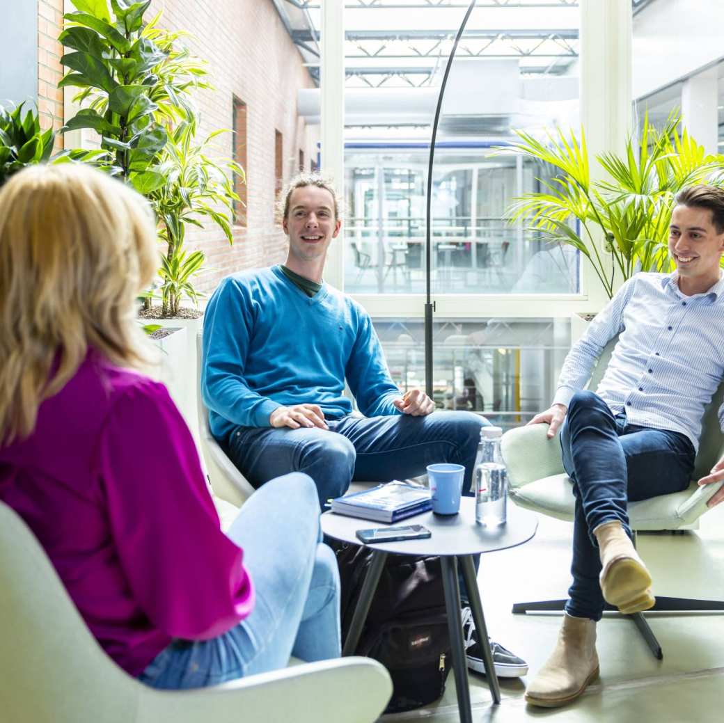 2 studenten op een stoel in overleg