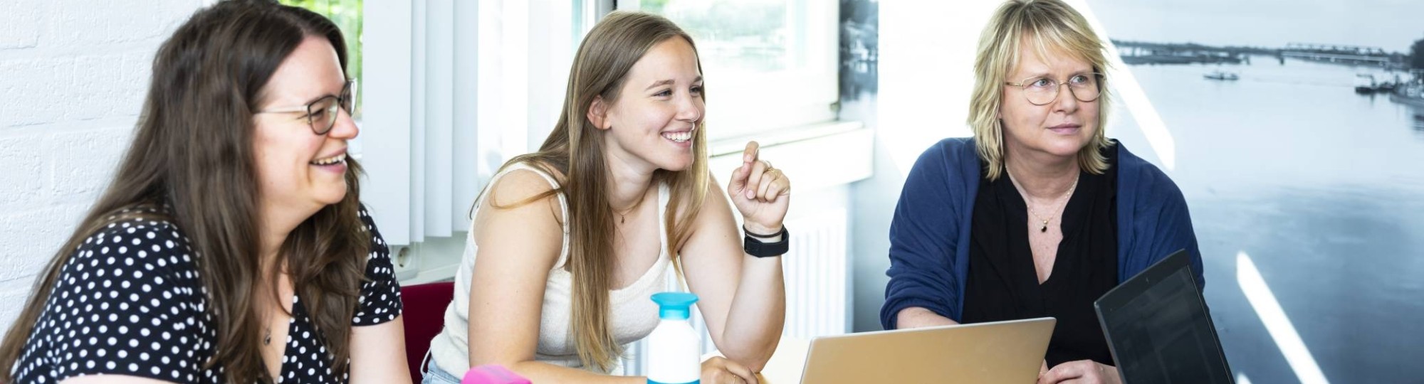 Master Social Work studenten en docent kijken toe