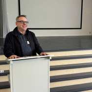 Foto van Johan Graus op het podium bij het symposium the Future of English Teaching