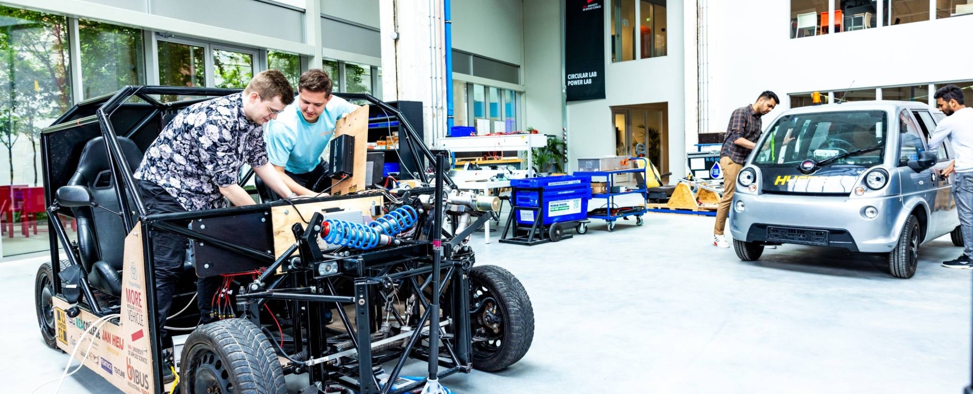 Studenten van de master Engineering Systems Automotive Systems bij de MORE Vehicle op IPKW.