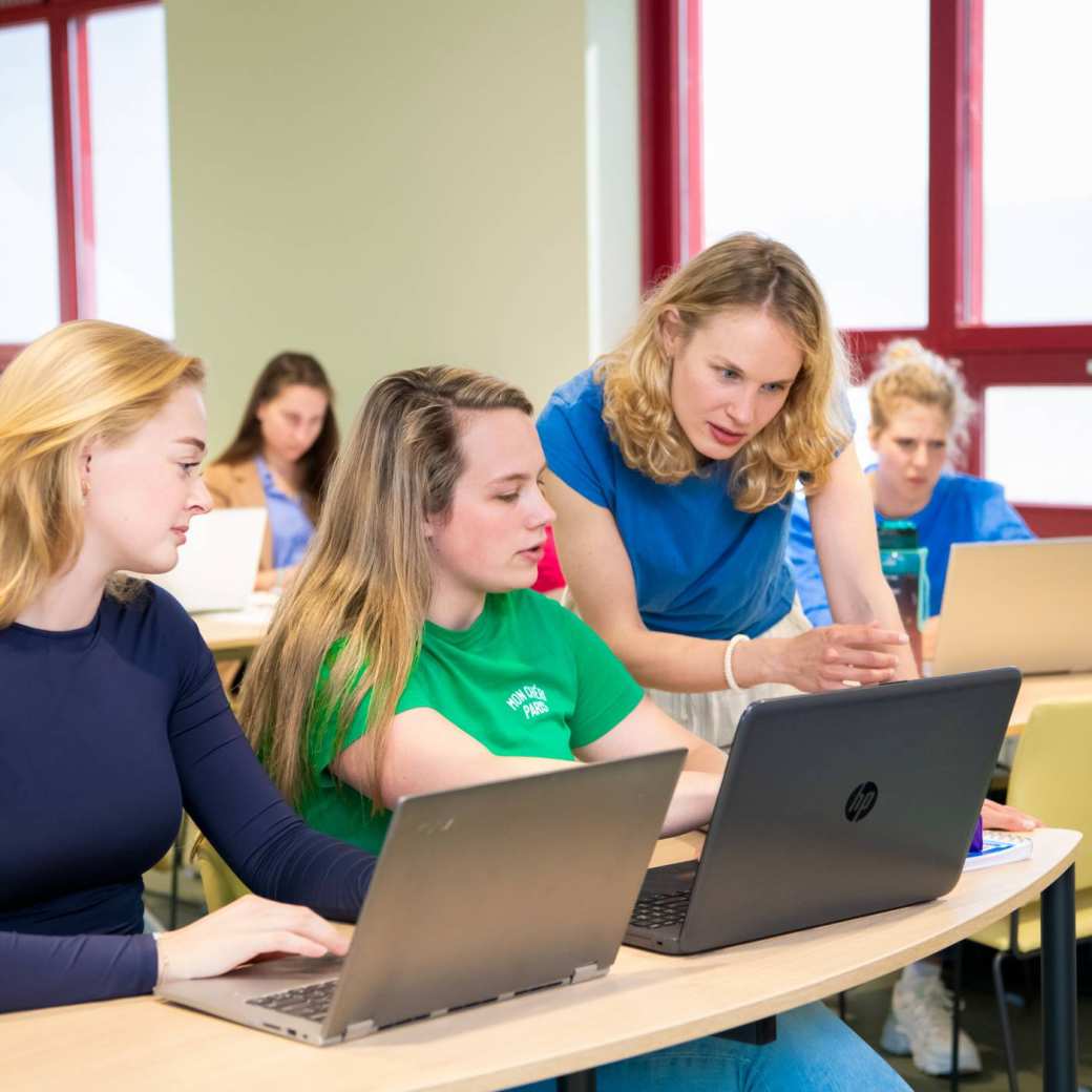 Student Verpleegkunde geeft hartmassage aan een pop in een praktijklokaal