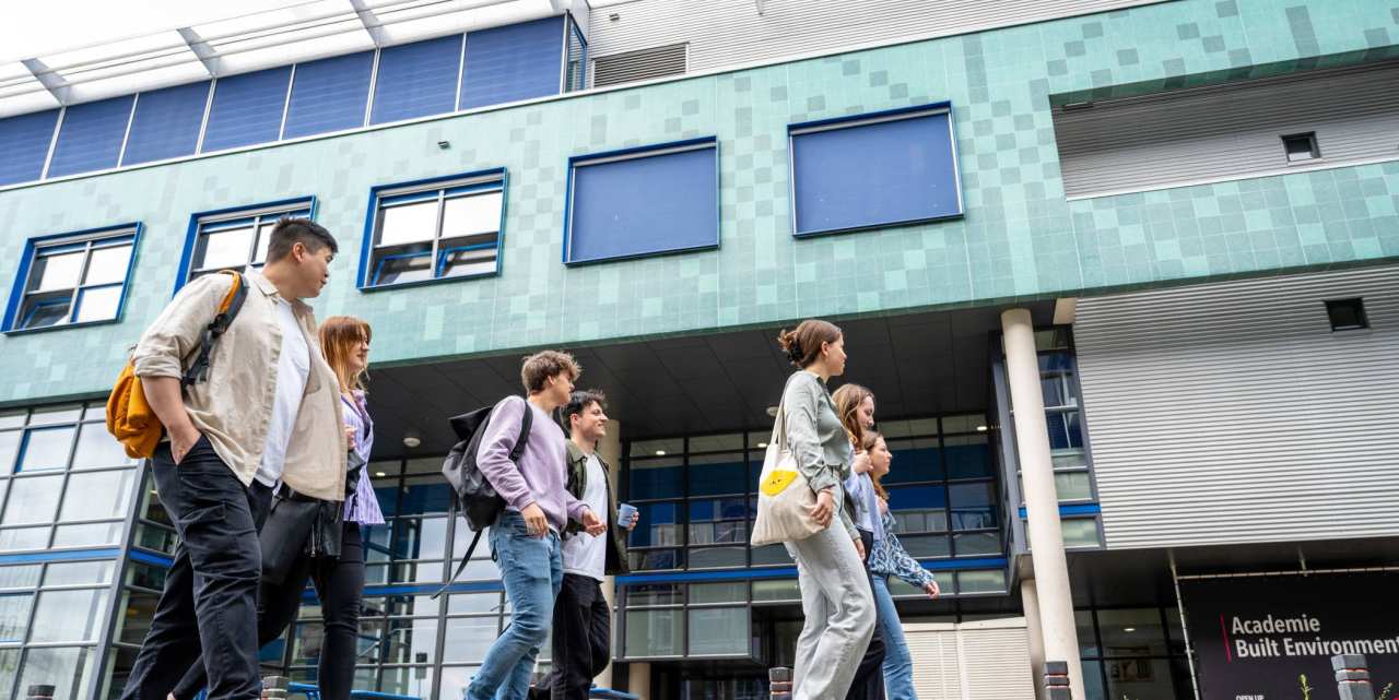 groep studenten loopt naar ander gebouw op de campus
