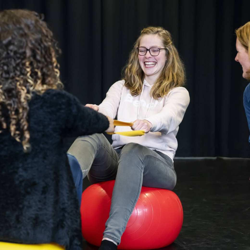 een student van de han master vaktherapie psychomotorische therapie doet een oefening met skippyballen in de gymzaal