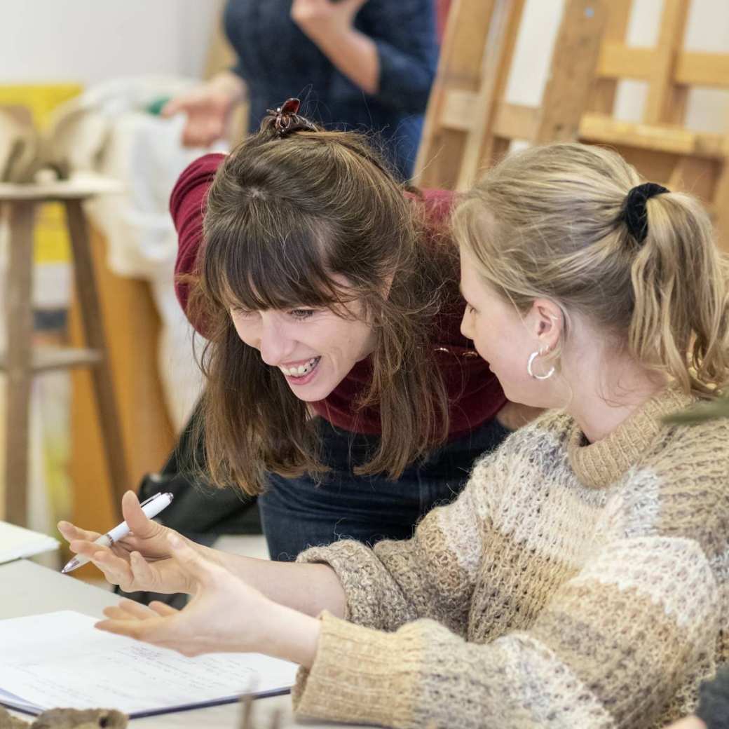 Master studenten beeldende therapie in overleg