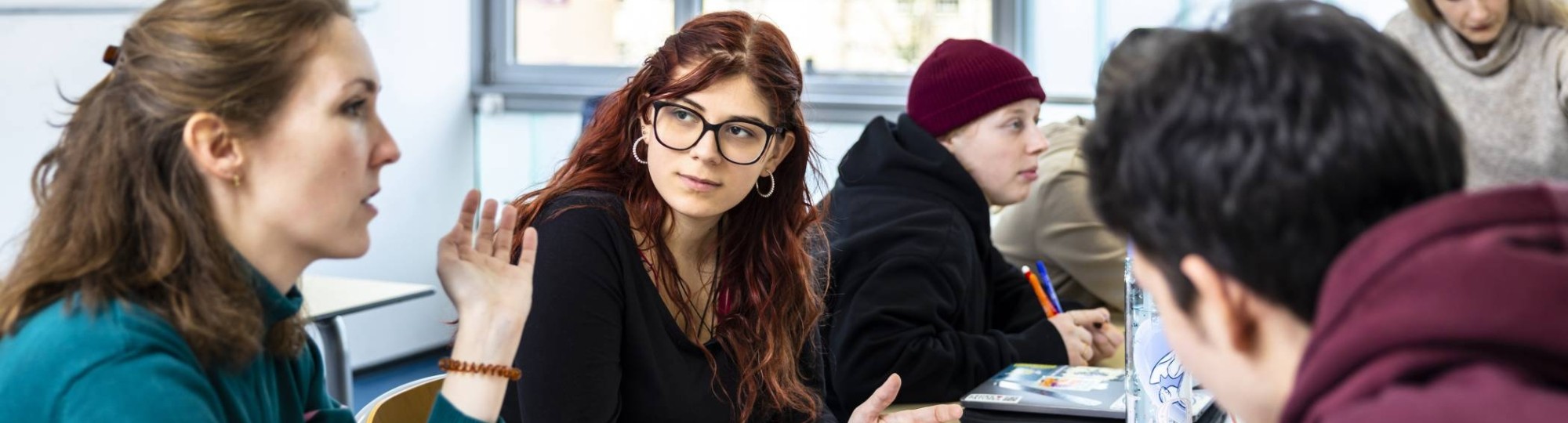 International Social Work studenten die enthousiast zijn over het voeren van persoonlijke gesprekken.