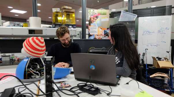 Onderzoekers overleggen in het HAN Health Concept Lab (HCL) waarbij ook studenten Industrieel Product Ontwerpen (IPO) en Embedded Systems (ESE) bij betrokken zijn.