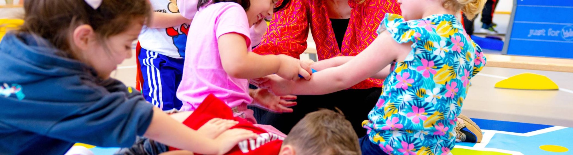 Een jongen steekt zijn vinger op in de klas.