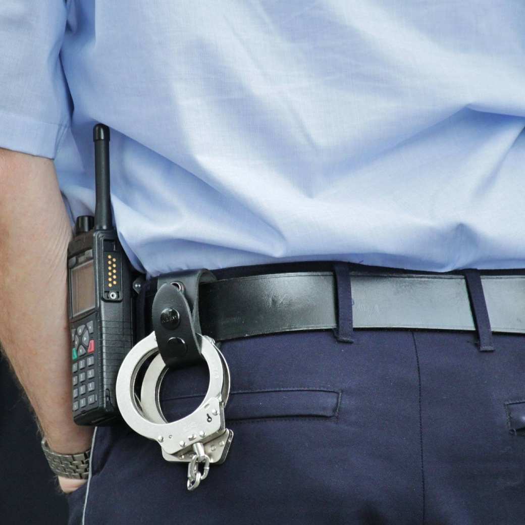 een politieagent met handboeien