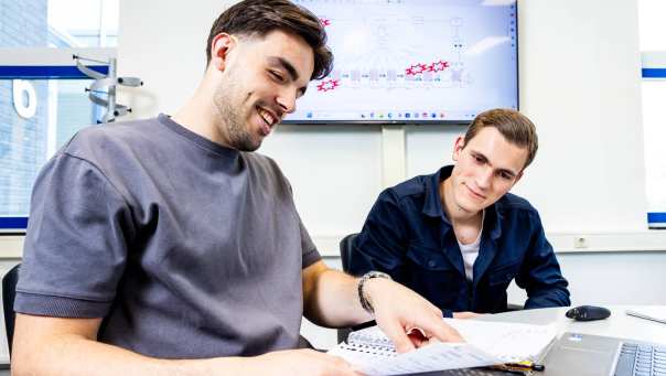 Technische Bedrijfskunde studenten Derk en Jort werken samen.